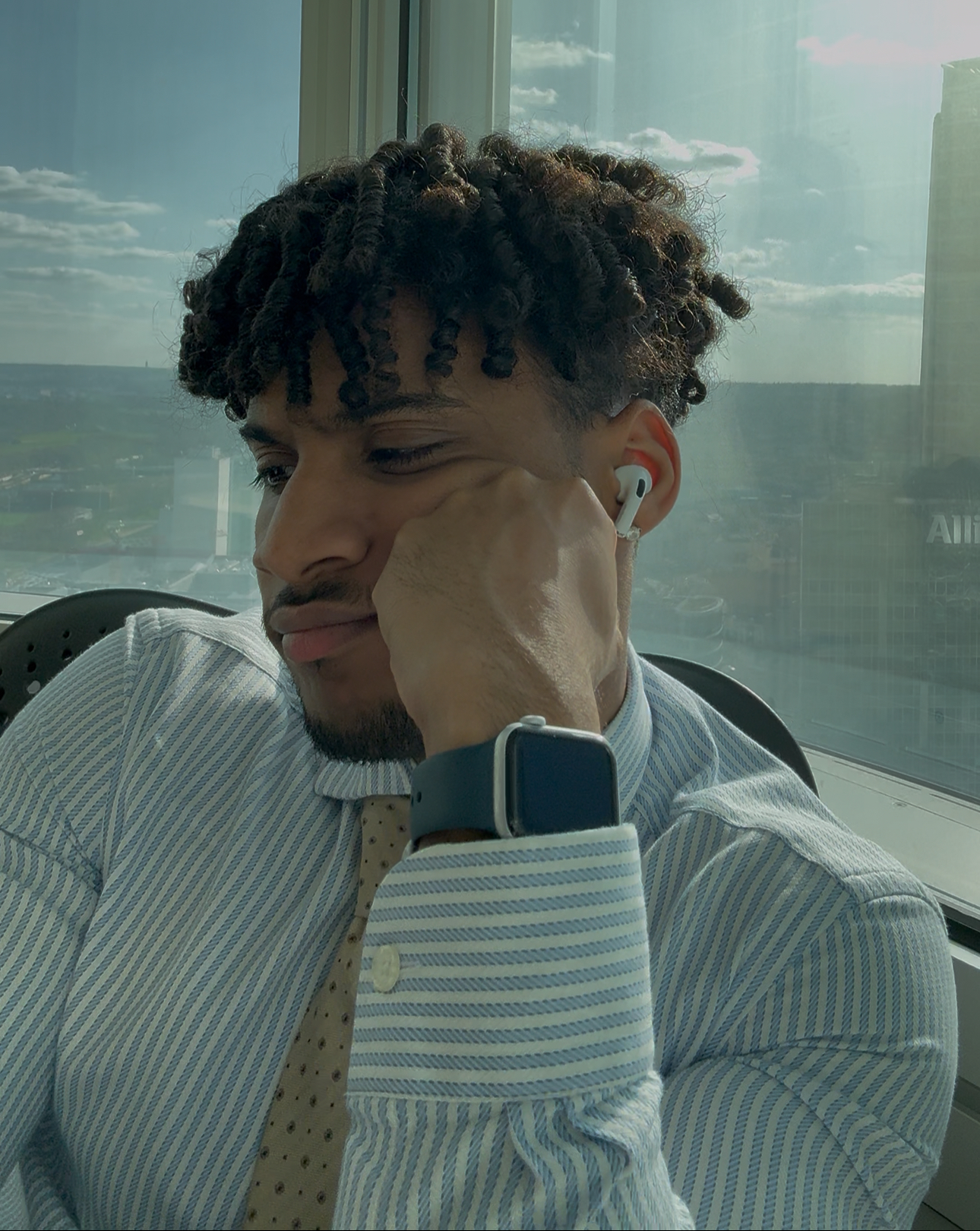 Deyron en chemise au bureau, vue sur la ville